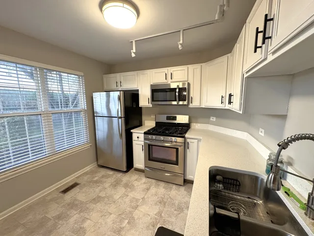 $2,400 | 1978 Gary Court, Unit B, Schaumburg, IL 60193