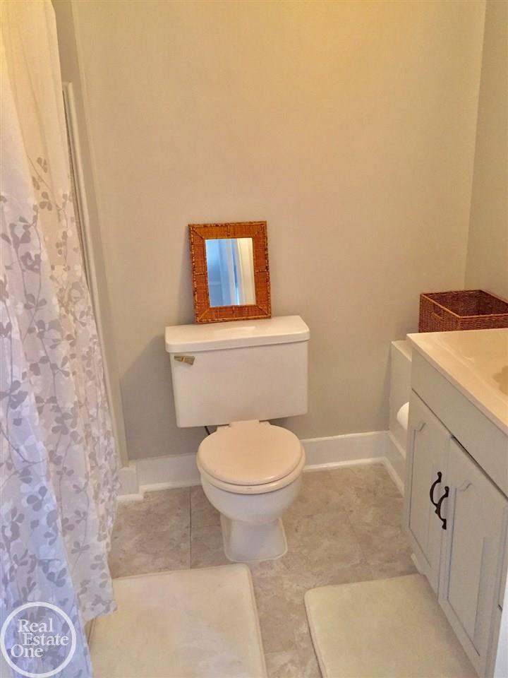 1033 Bishop Road Grosse Pointe, MI 48230 - Photo 25 of 37 31313611-24.JPG