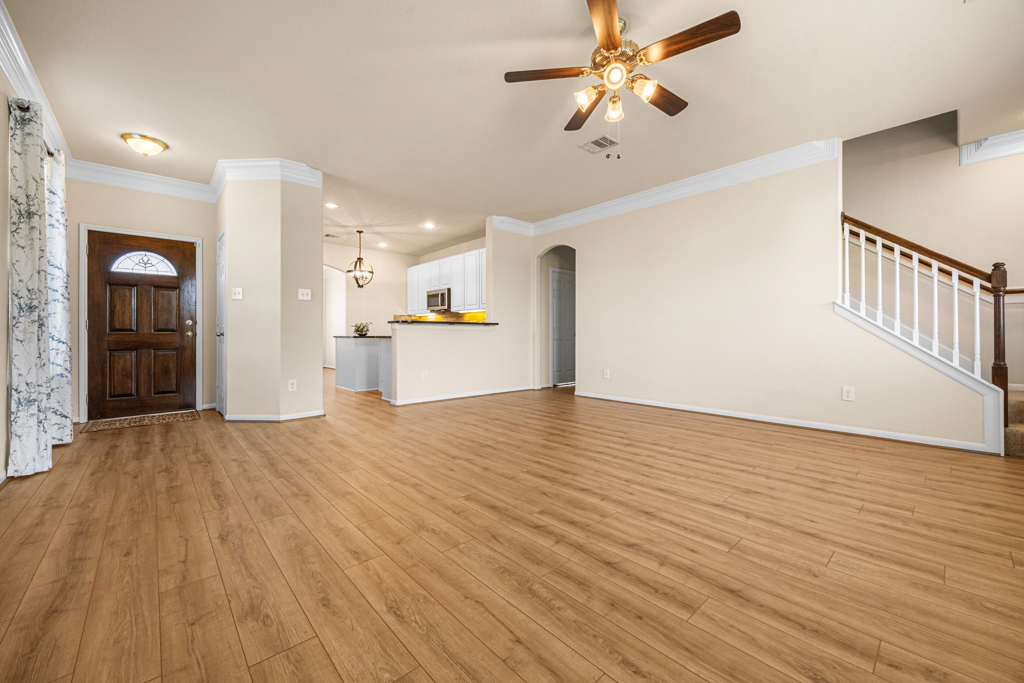 2922 Coachmaker Trail Rosenberg, TX 77471 - Photo 6 of 32 Spacious living room!