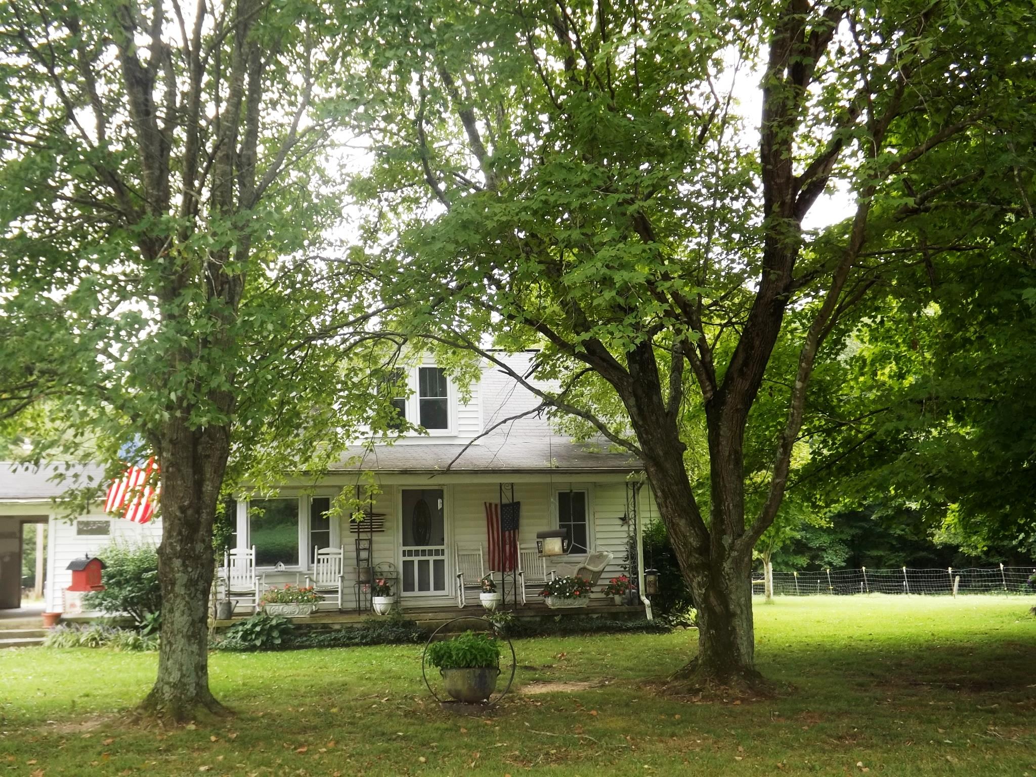 540 Parker Road Manchester, TN 37355 - Photo 2 of 30 a front view of a house with garden