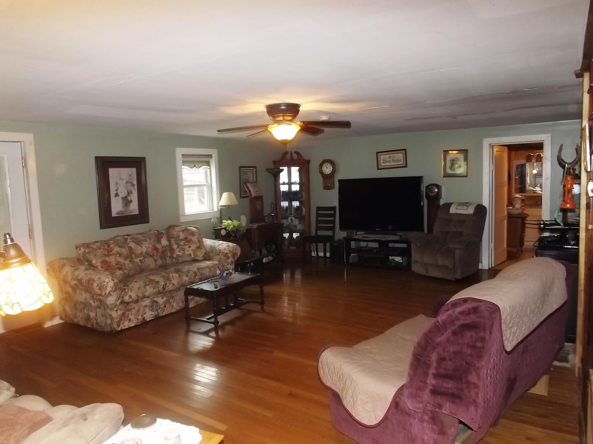 540 Parker Road Manchester, TN 37355 - Photo 15 of 30 a living room with furniture and a flat screen tv