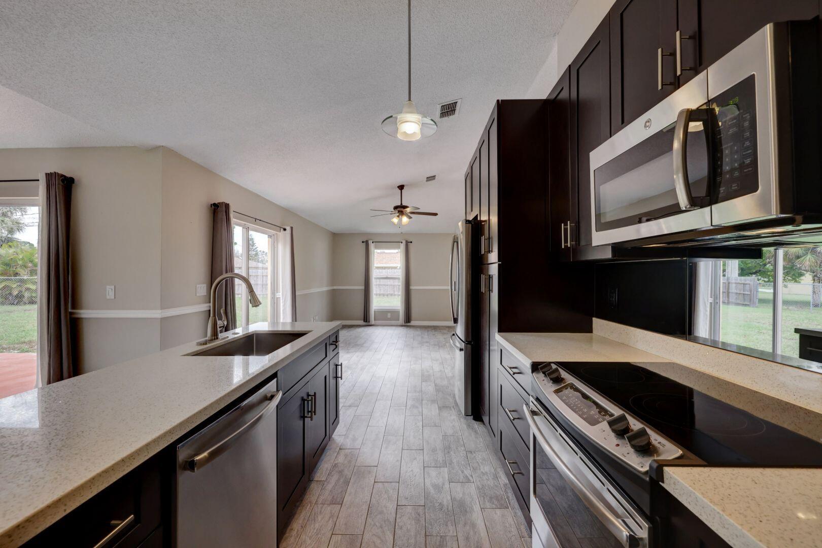 817 Southwest Commonwealth Road Port St. Lucie, FL 34953 - Photo 6 of 39 Kitchen
