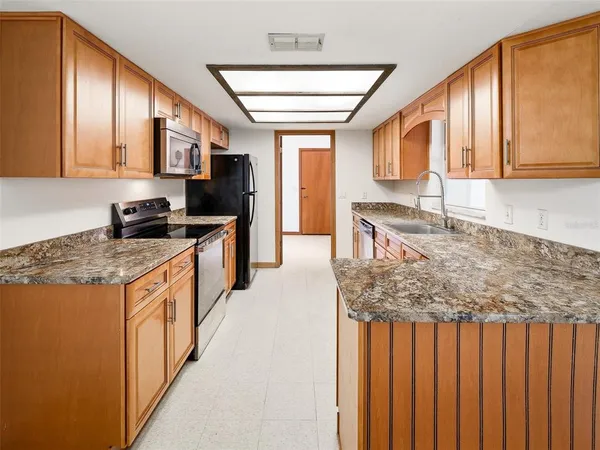 an empty room with windows and ceiling fan