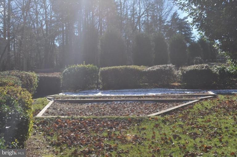 1507 Elk Point Drive Reston, VA 20194 - Photo 17 of 25 Garden