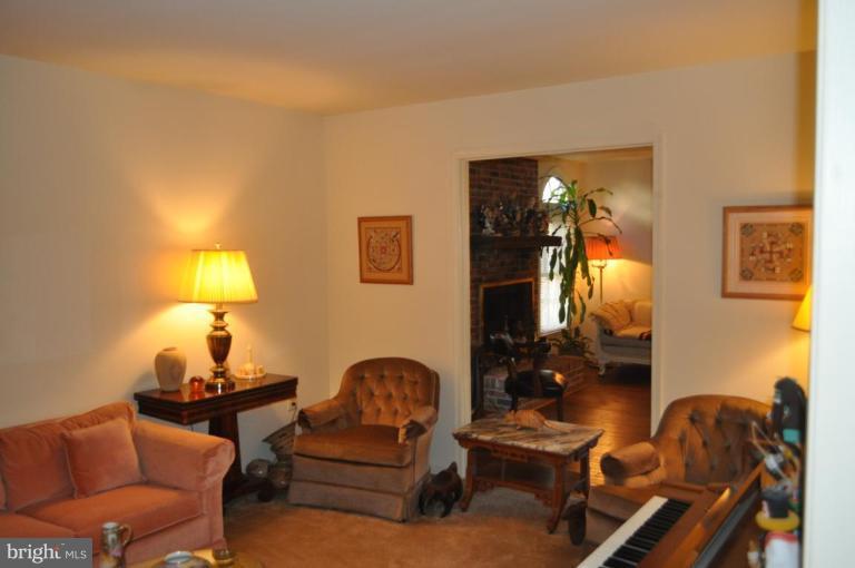 1507 Elk Point Drive Reston, VA 20194 - Photo 3 of 25 Living Room