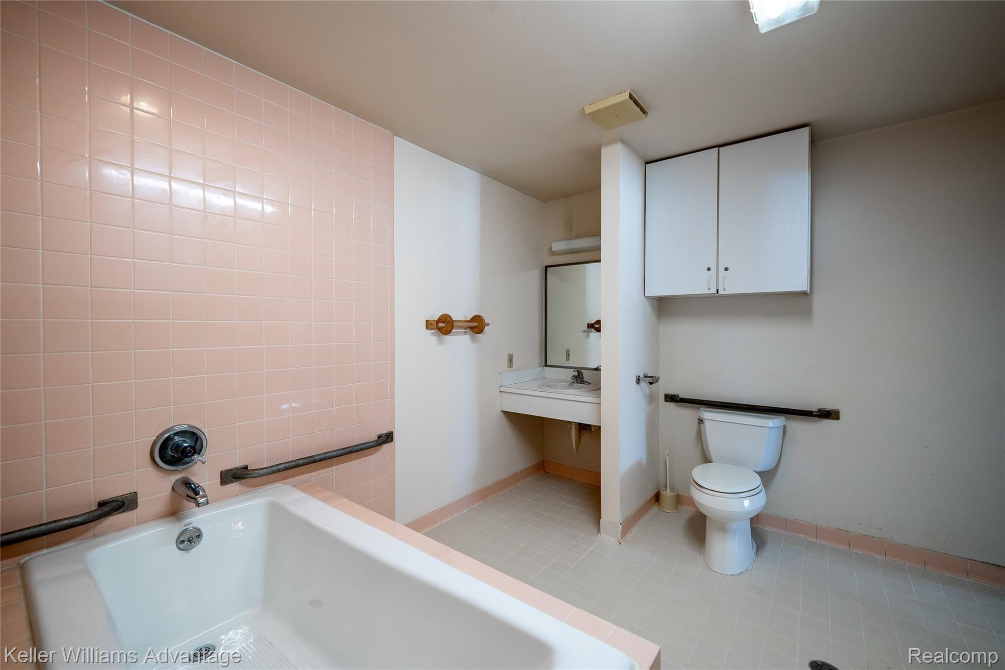 33729 Mulvey Road Fraser, MI 48026 - Photo 32 of 44 MulveyRd_33729_Full Bath B3.jpg