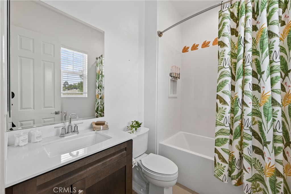 17549 Bretton Woods Place Riverside, CA 92504 - Photo 31 of 38 Bedroom #4 full bathroom