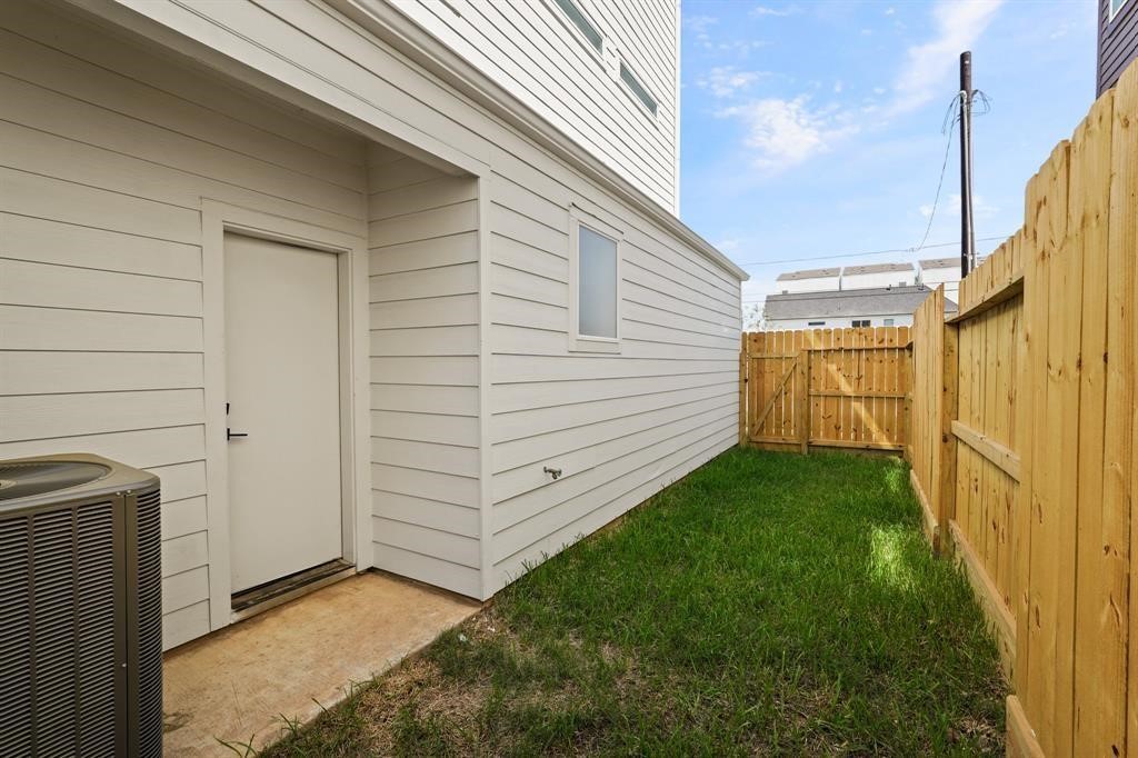 2905 Nagle Street Houston, TX 77004 - Photo 40 of 41 a view of a backyard