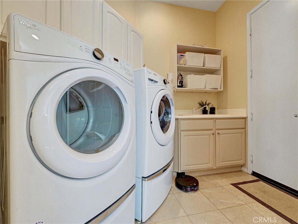 887 Westchester Road Beaumont, CA 92223 - Photo 11 of 41 a utility room with dryer and washer