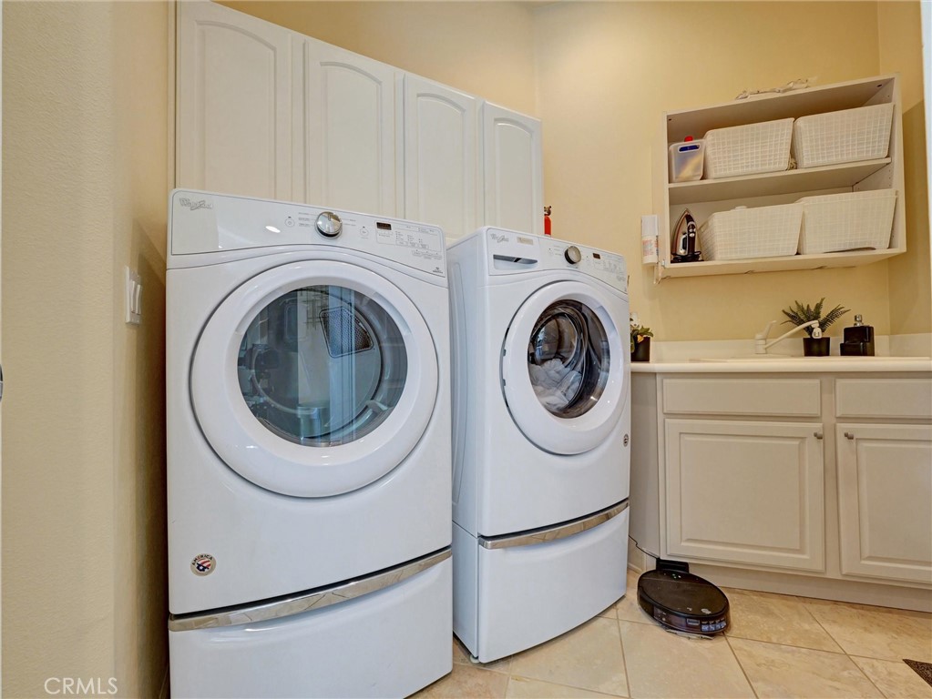 887 Westchester Road Beaumont, CA 92223 - Photo 10 of 41 a utility room with dryer and washer