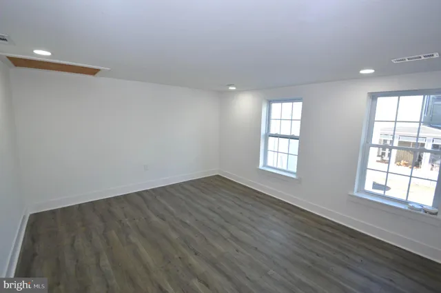 $2,400 | 211 East Union Street, Unit 5, Burlington, NJ 08016