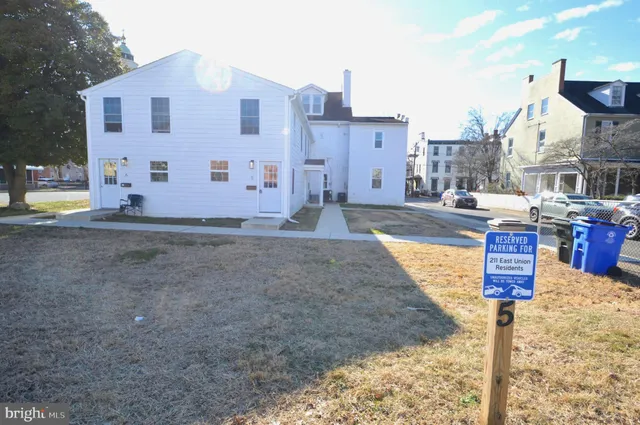 $2,400 | 211 East Union Street, Unit 5, Burlington, NJ 08016