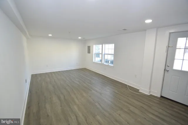 $2,400 | 211 East Union Street, Unit 5, Burlington, NJ 08016