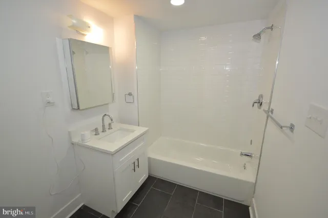 $2,400 | 211 East Union Street, Unit 5, Burlington, NJ 08016