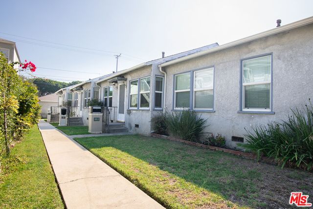 a view of a house with backyard and porch