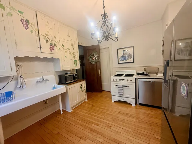 $2,950 | 78 Arundel Street, St. Paul, MN 55102