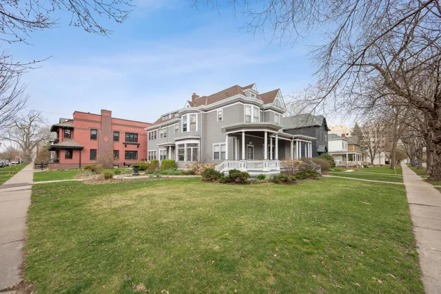 $2,950 | 78 Arundel Street, St. Paul, MN 55102