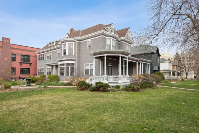 $2,950 | 78 Arundel Street, St. Paul, MN 55102