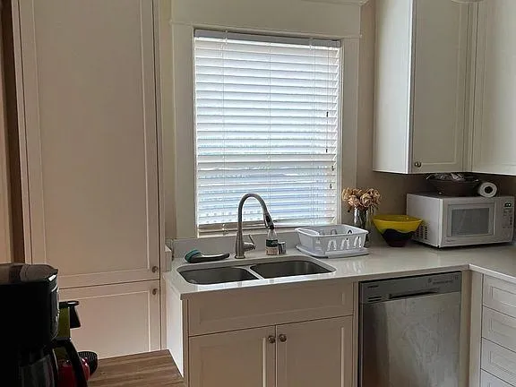 $2,950 | 78 Arundel Street, St. Paul, MN 55102