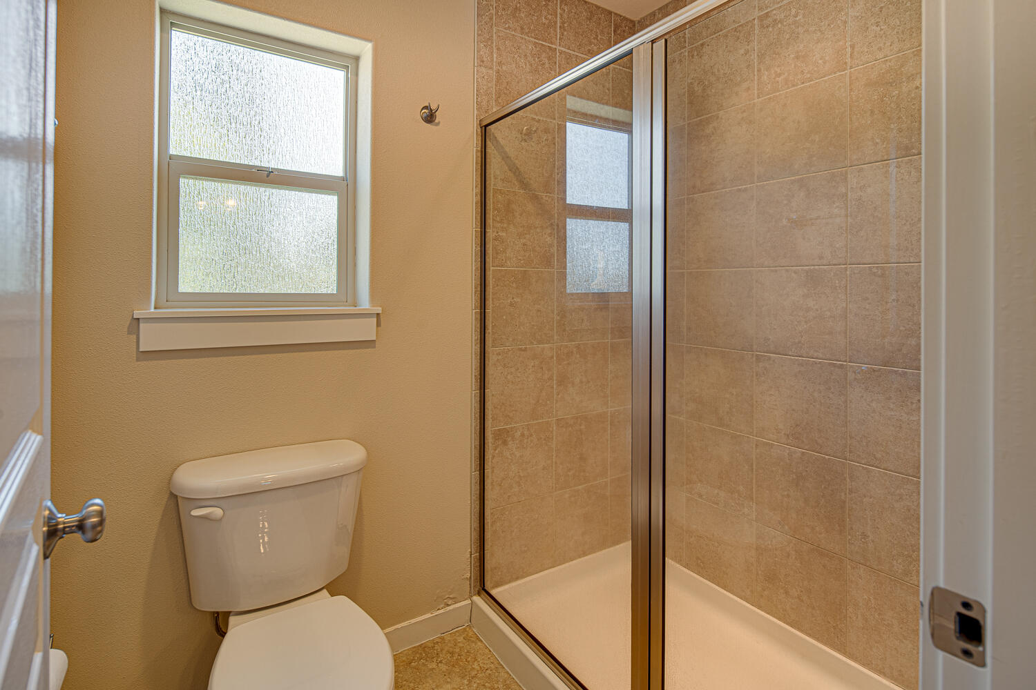 62006 Dantili Road Bend, OR 97701 - Photo 17 of 26 Tiled shower in master suite