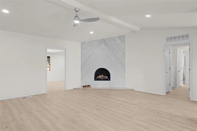 a view of livingroom with a ceiling fan and entryway