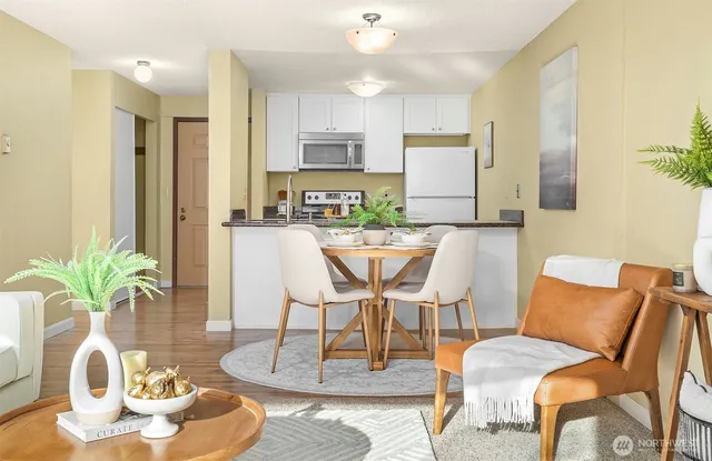 $325,000 | 9416 1st Avenue Northeast, Unit 312, Seattle, WA 98115