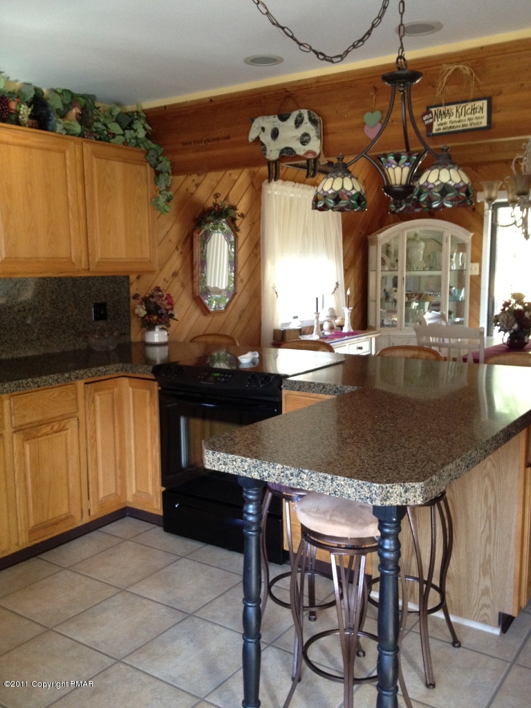 37 Yellow Run Road Jim Thorpe, PA 18229 - Photo 3 of 19 Kitchen with granite countertops