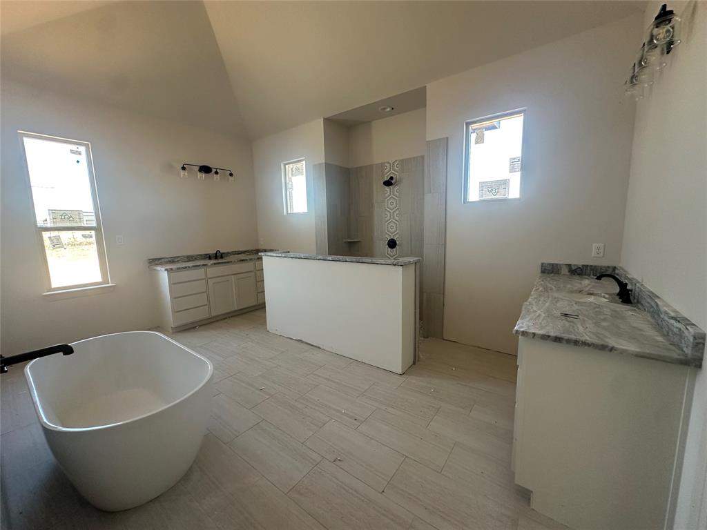 2220 Cr 4371 Decatur Tx 76234 Decatur, TX 76234 - Photo 20 of 29 a spacious bathroom with a tub sink and mirror