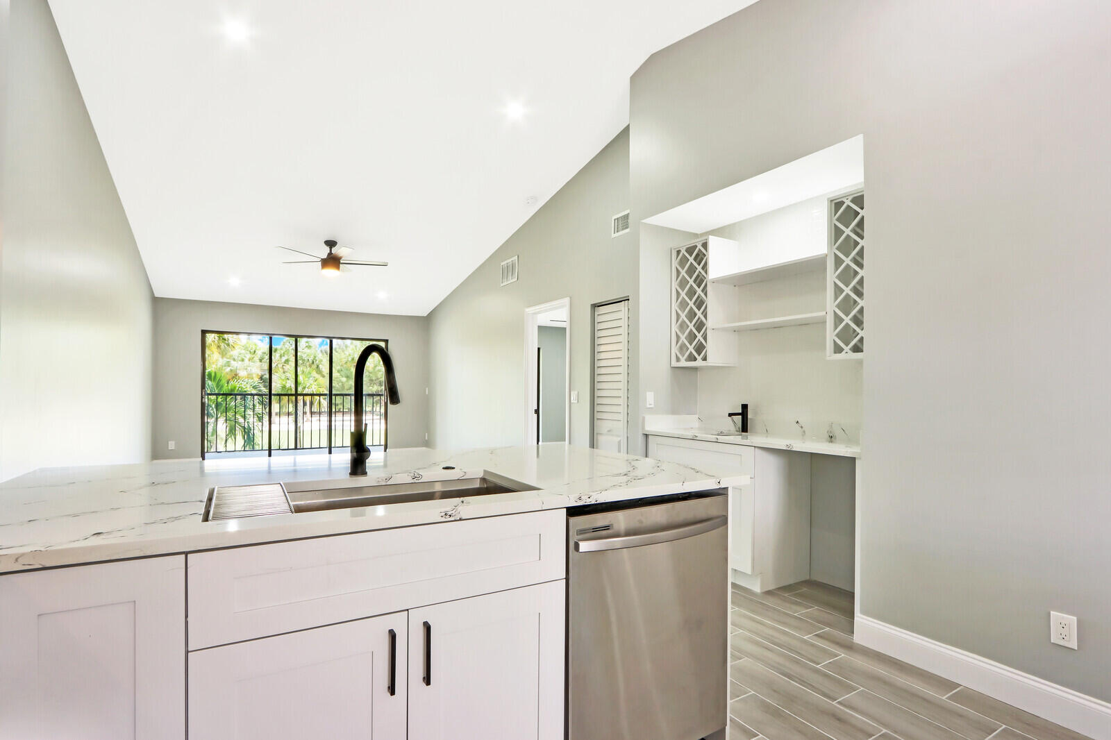 1122 Keystone Drive, Unit F Jupiter, FL 33458 - Photo 6 of 9 Kitchen/Wet bar