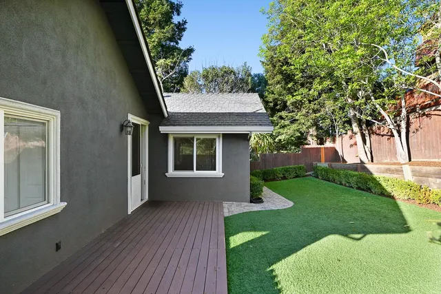 a view of an house with backyard porch and garden