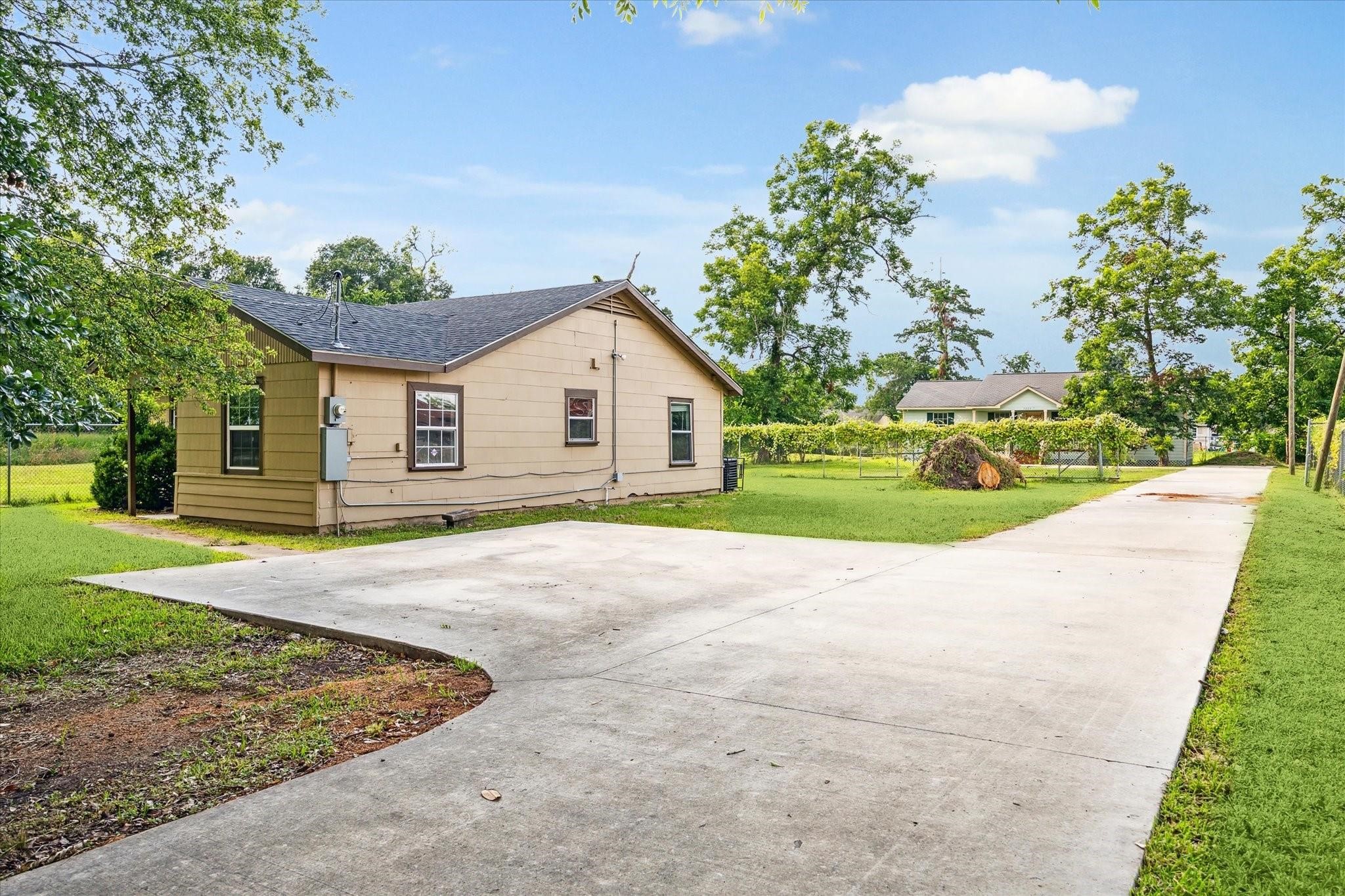3229 Persimmon Street Houston, TX 77093 - Photo 8 of 8 a view of outdoor space yard and house