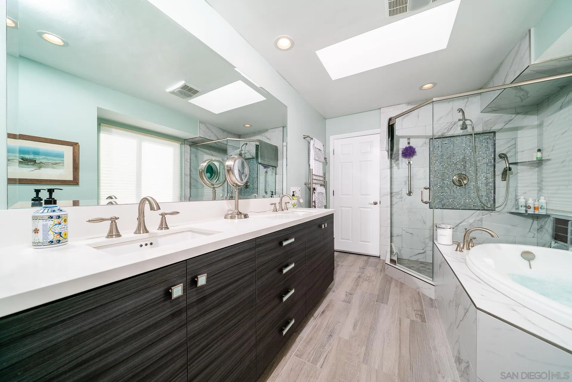 3909 Palomar Drive Fallbrook, CA 92028 - Photo 15 of 43 a spacious bathroom with a double vanity sink a large mirror and a bathtub
