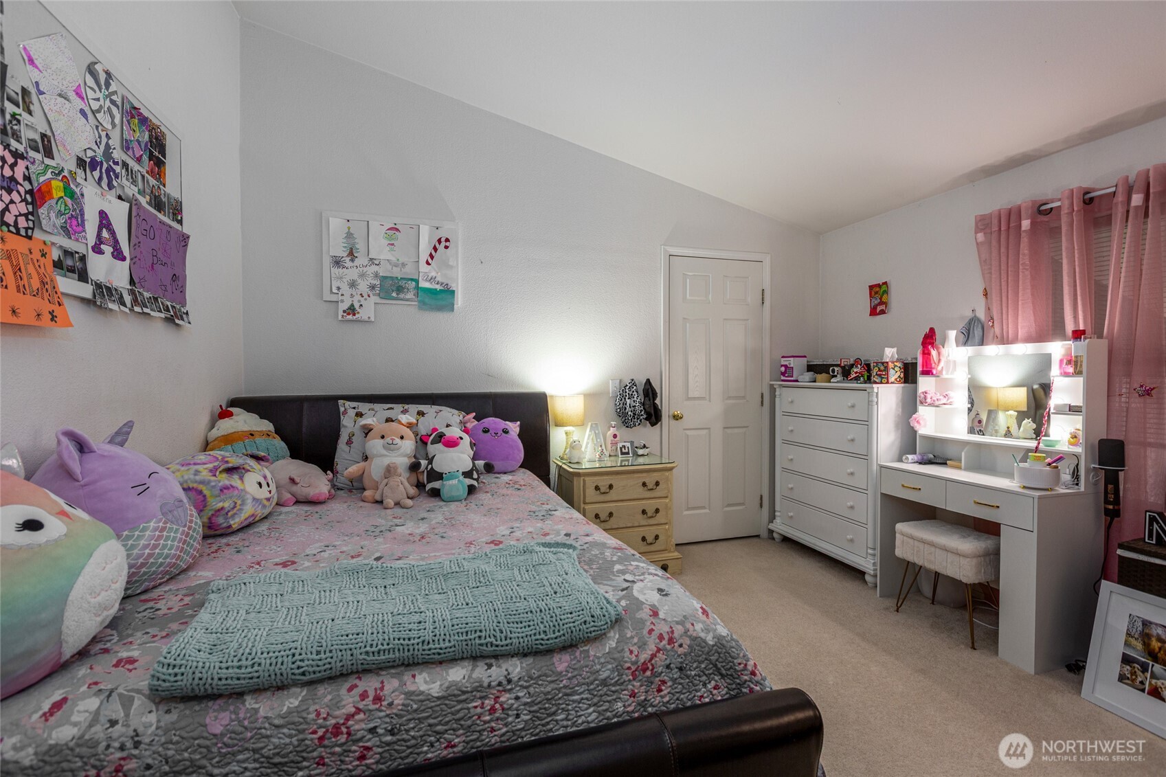 1785 Douglas Road, Unit 30 Friday Harbor, WA 98250 - Photo 20 of 32 a bedroom with a bed and furniture