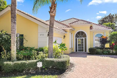 $895,000 | 4702 Dovehill Drive, Palm Beach Gardens, FL 33418