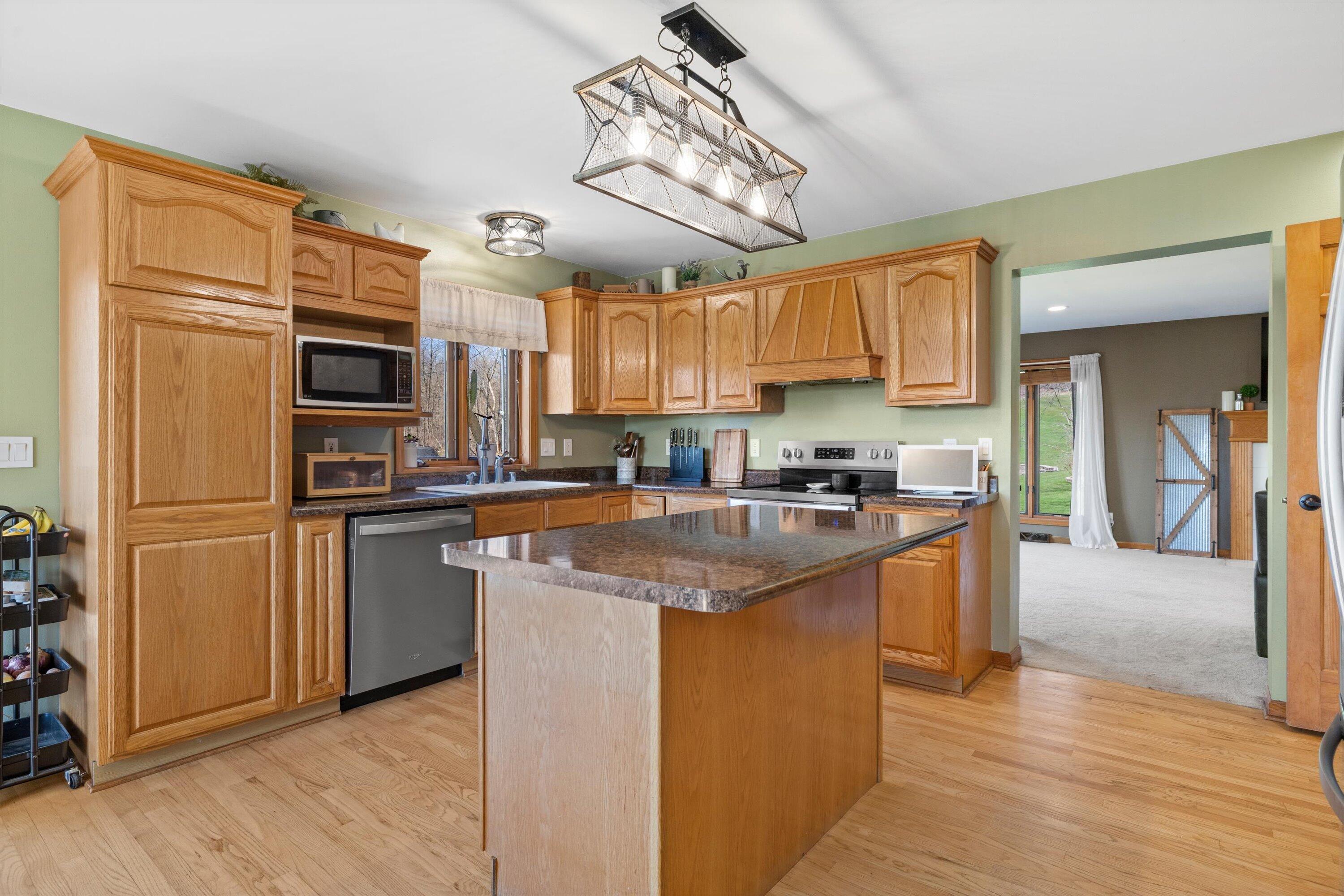 W266S8655 Rustic View Lane Vernon, WI 53149 - Photo 13 of 60 Kitchen