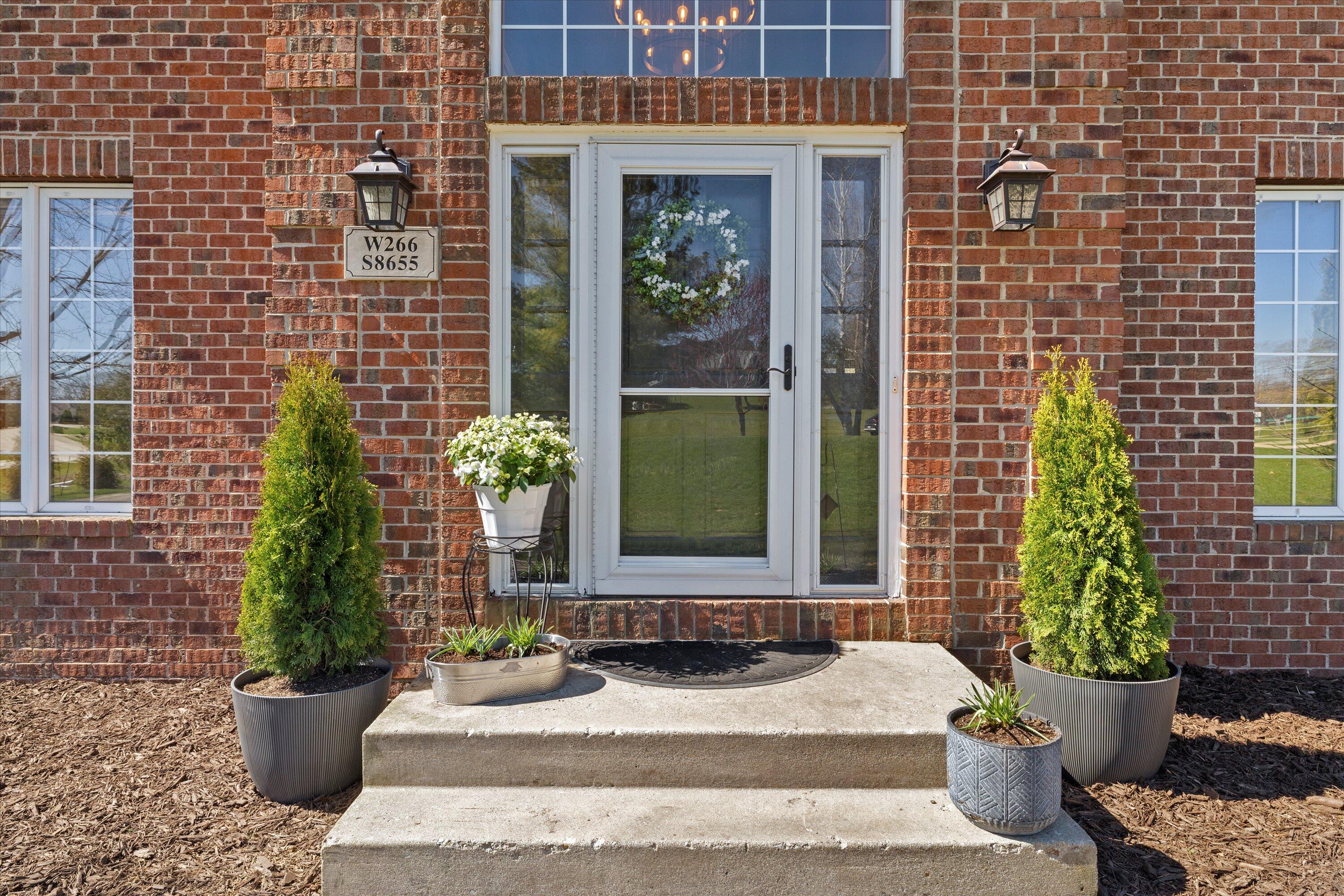 W266S8655 Rustic View Lane Vernon, WI 53149 - Photo 2 of 60 Entry