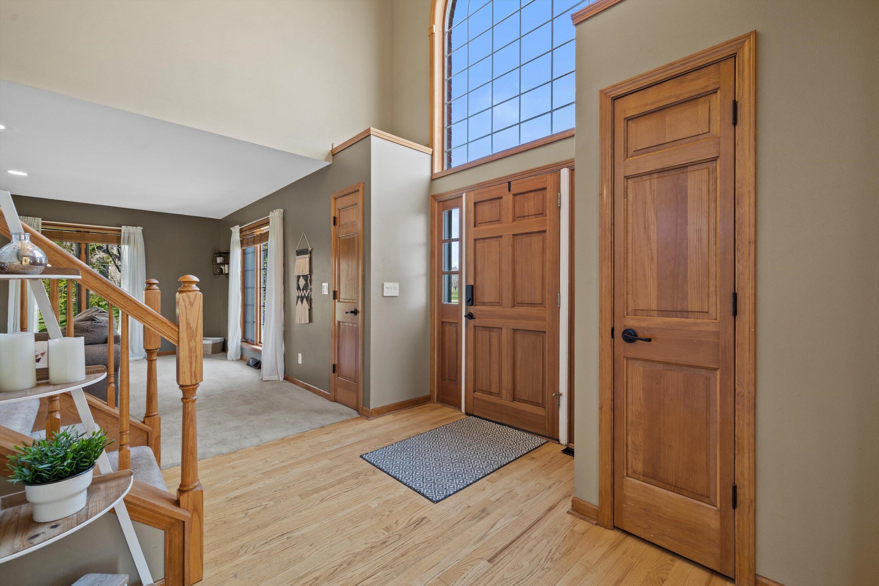 W266S8655 Rustic View Lane Vernon, WI 53149 - Photo 3 of 60 Entryway