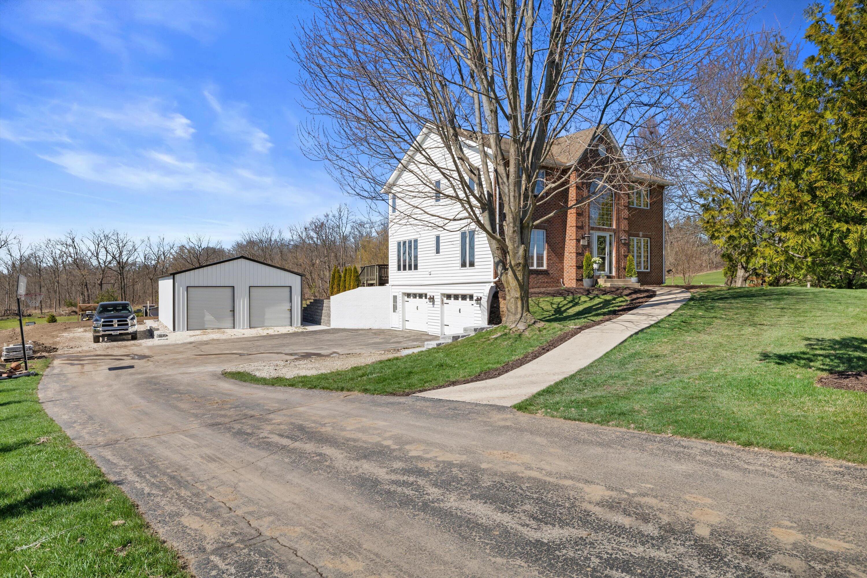 W266S8655 Rustic View Lane Vernon, WI 53149 - Photo 38 of 60 Side of home