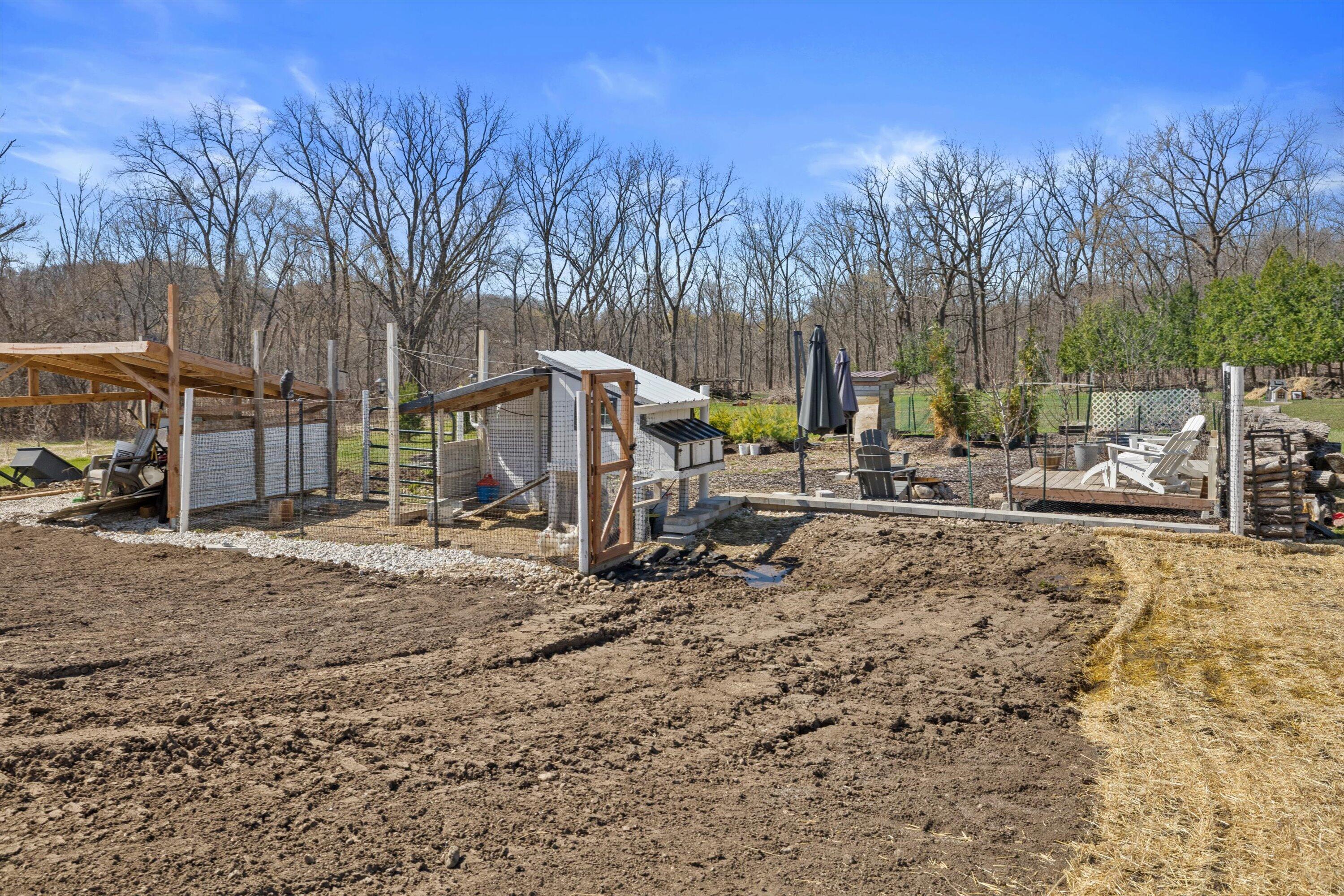 W266S8655 Rustic View Lane Vernon, WI 53149 - Photo 44 of 60 Garden beds and chicken coops