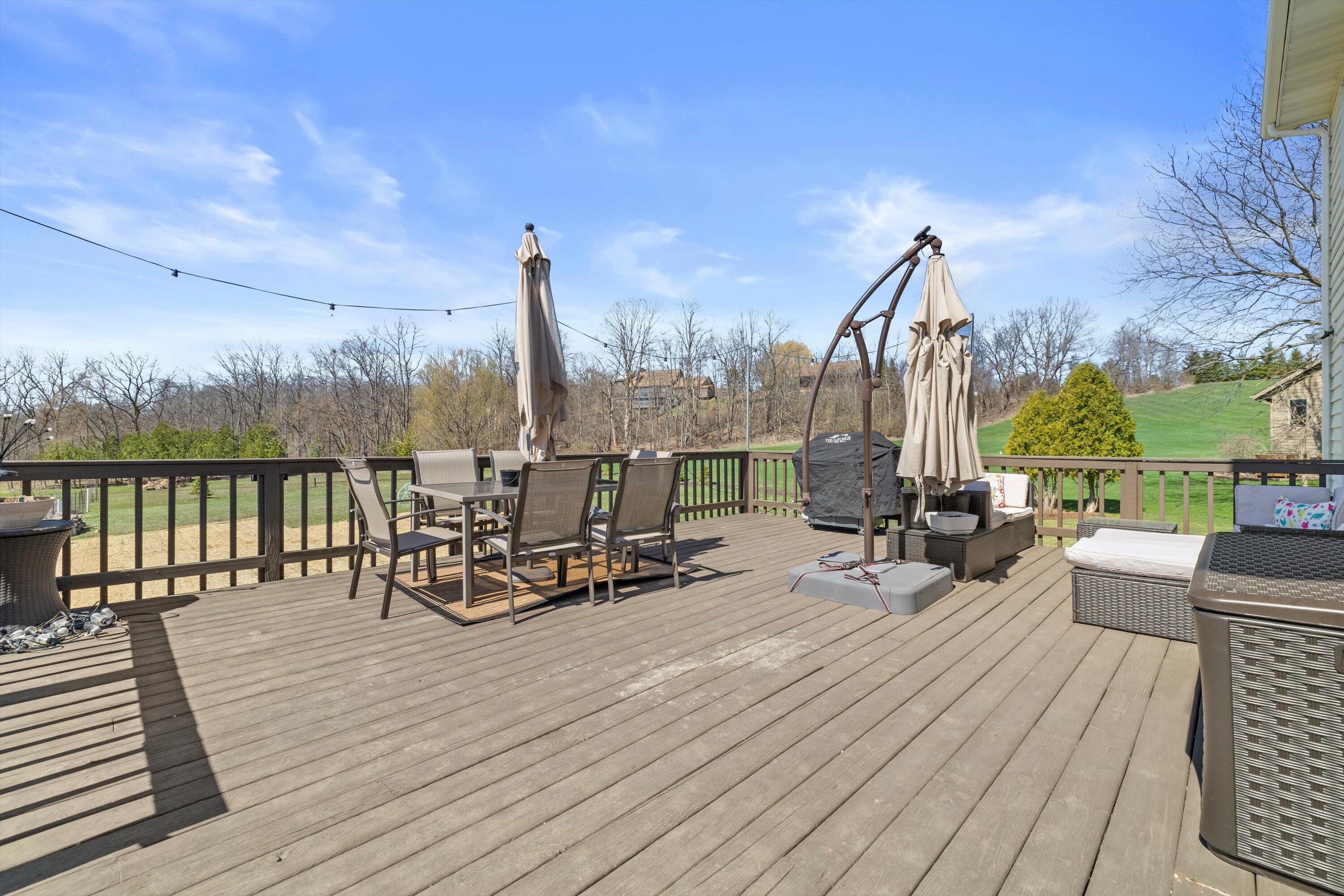 W266S8655 Rustic View Lane Vernon, WI 53149 - Photo 48 of 60 Deck