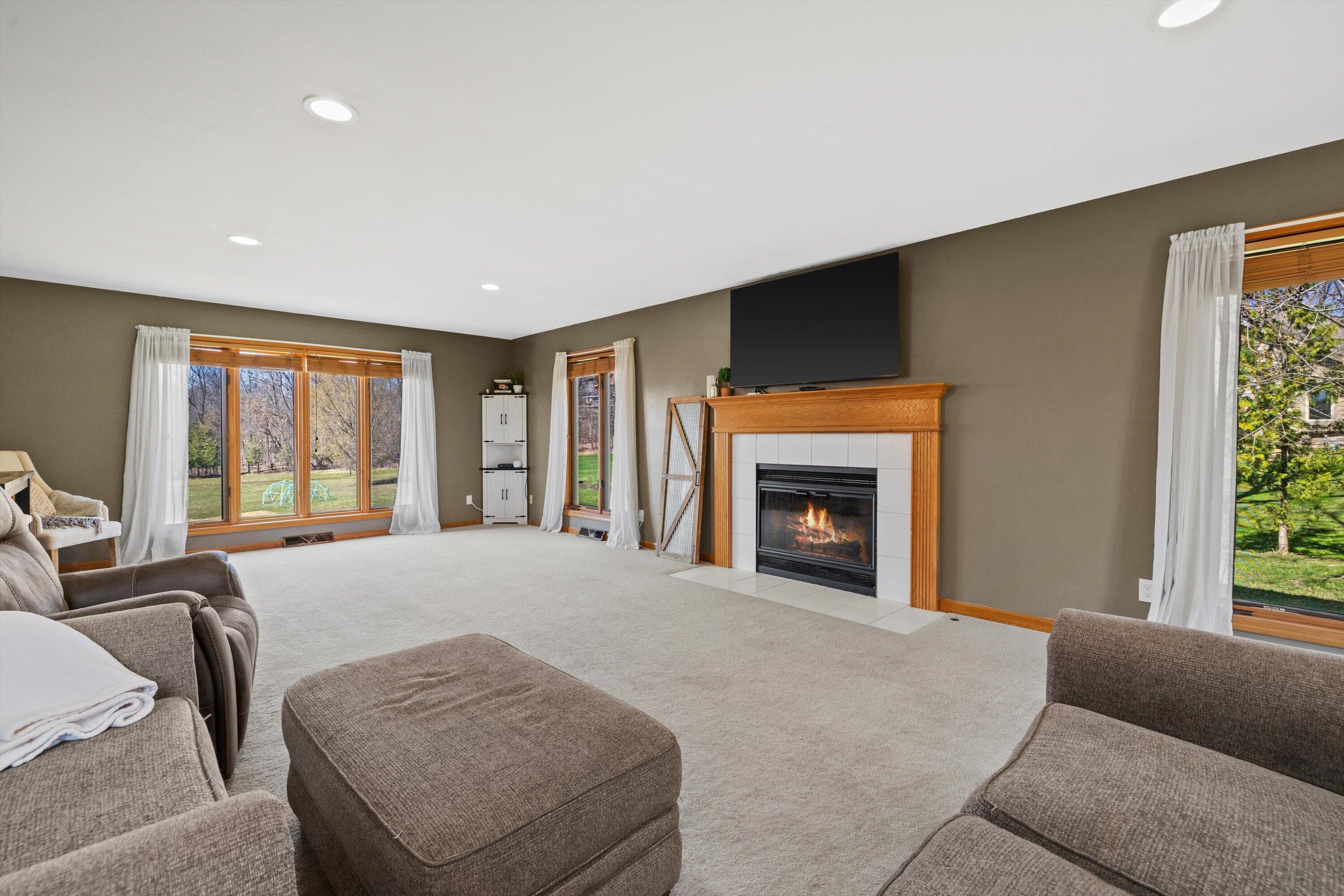 W266S8655 Rustic View Lane Vernon, WI 53149 - Photo 5 of 60 Living Room