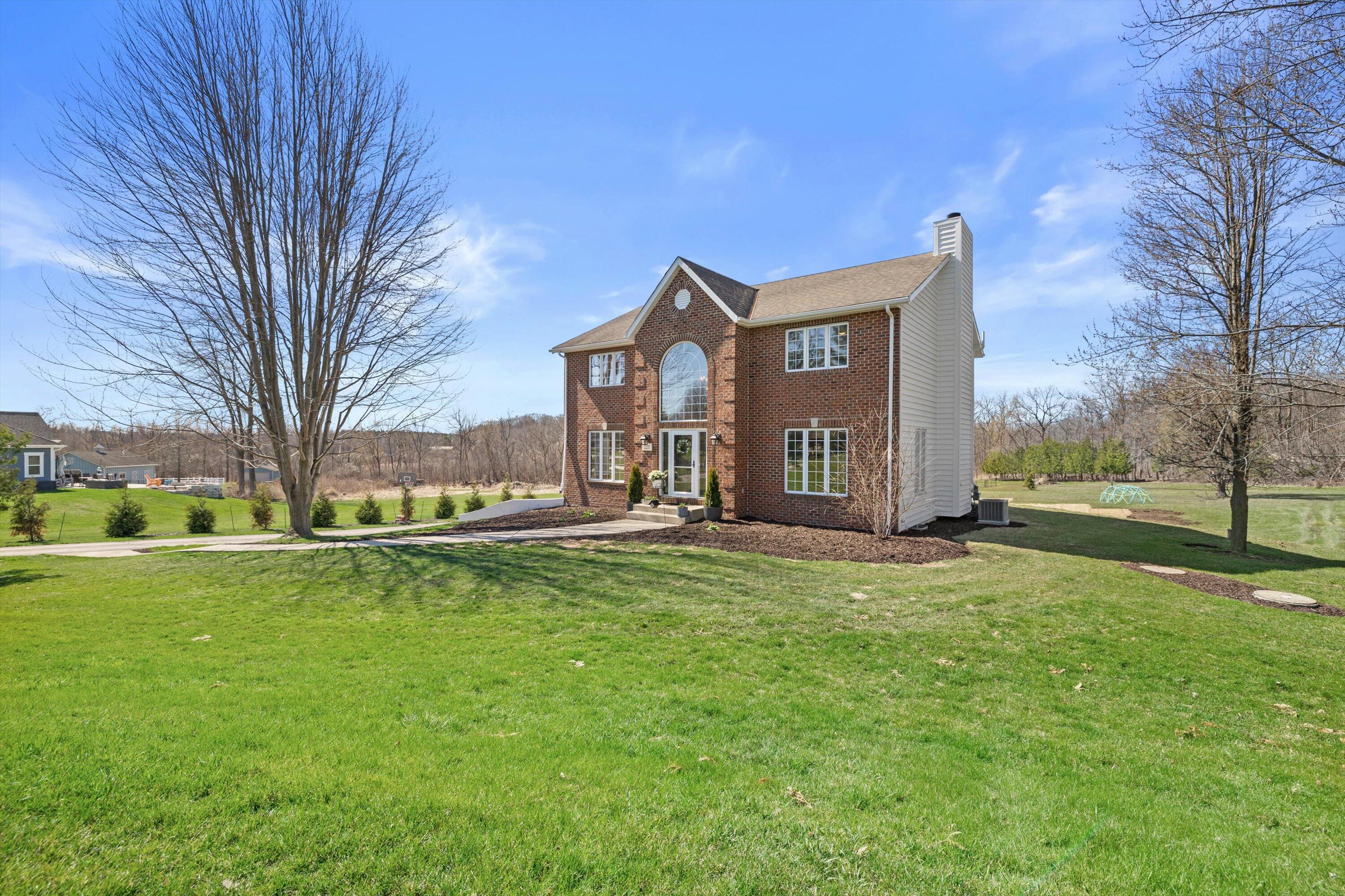 W266S8655 Rustic View Lane Vernon, WI 53149 - Photo 57 of 60 Front of home