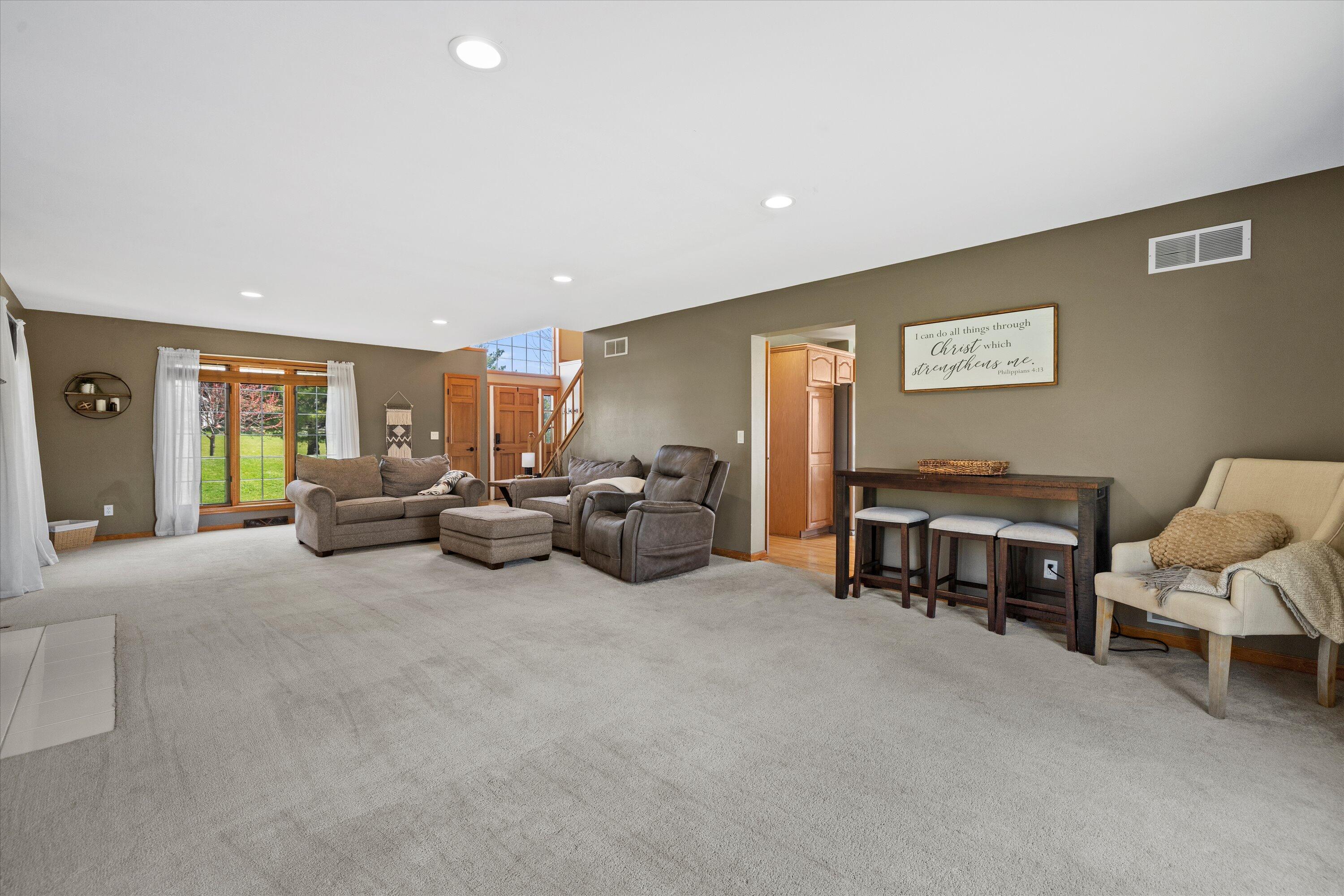 W266S8655 Rustic View Lane Vernon, WI 53149 - Photo 7 of 60 Living Room