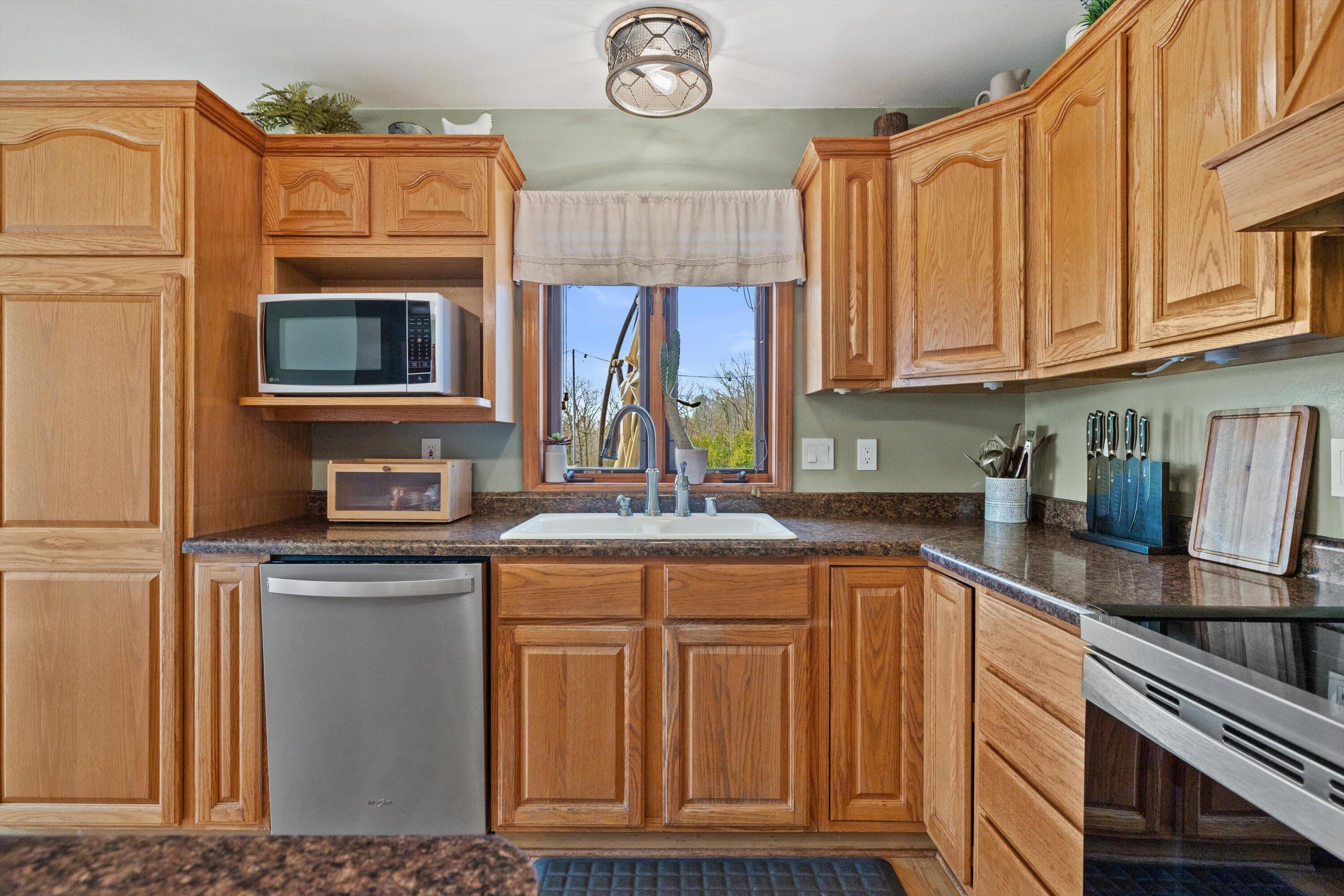 W266S8655 Rustic View Lane Vernon, WI 53149 - Photo 10 of 60 Kitchen