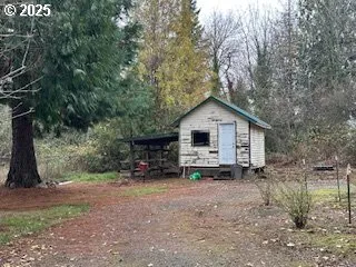 a view of a house with backyard and trees