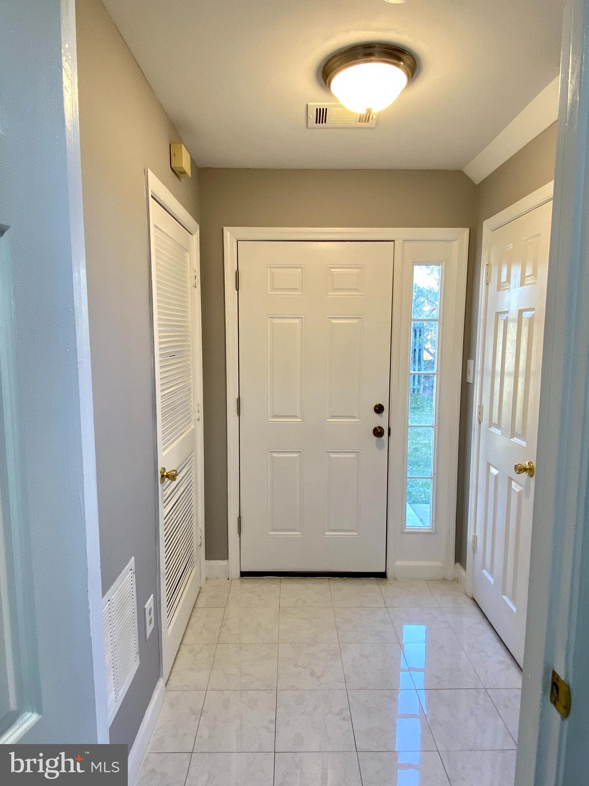 22914 Oakgrove Road Sterling, VA 20166 - Photo 11 of 42 Main floor hallway
