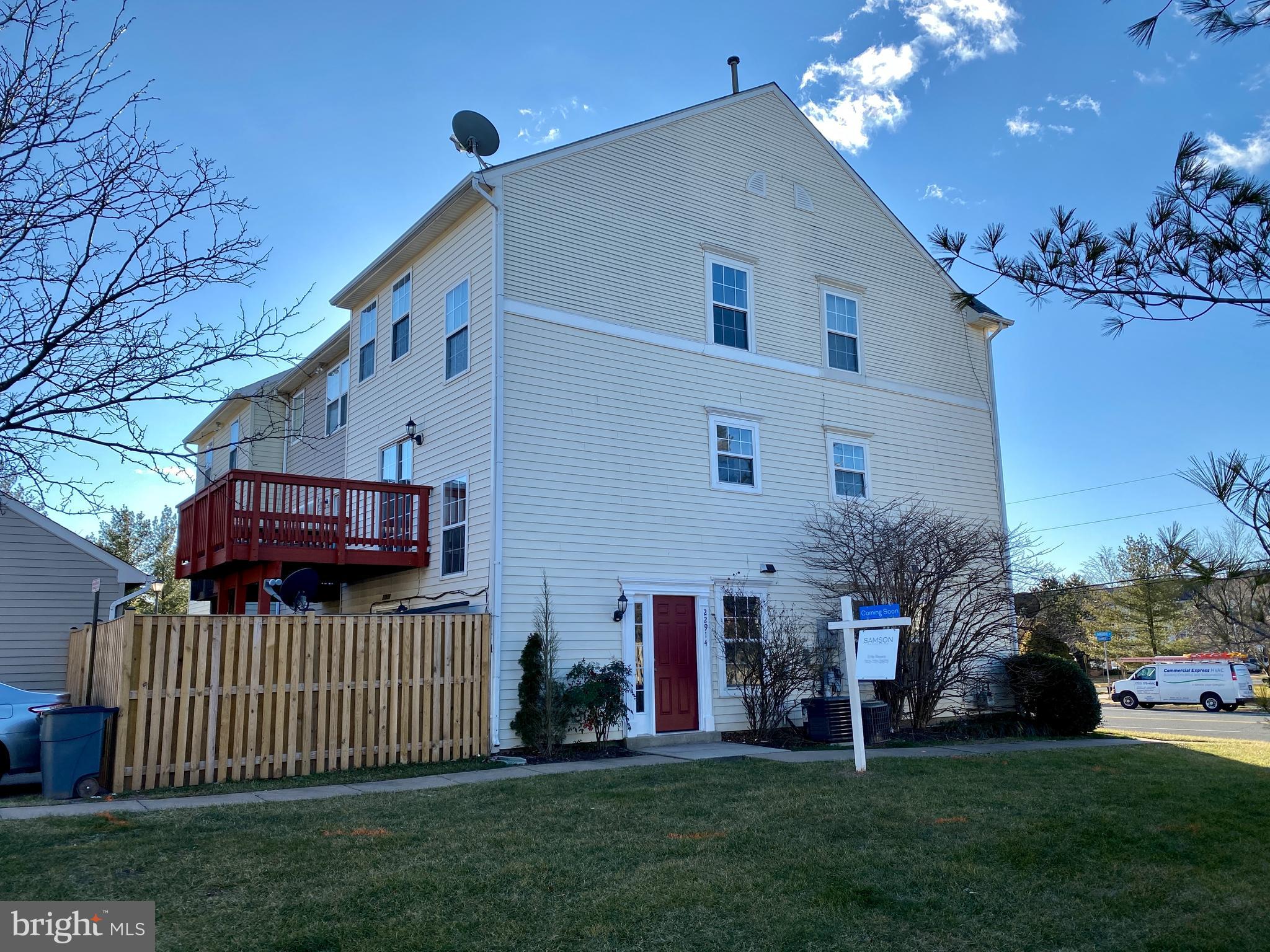 22914 Oakgrove Road Sterling, VA 20166 - Photo 4 of 42 Gallery Image 4