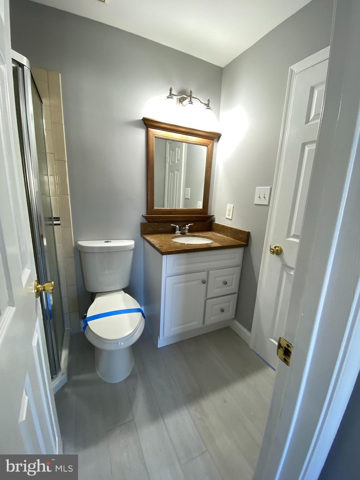 22914 Oakgrove Road Sterling, VA 20166 - Photo 32 of 42 Main bath