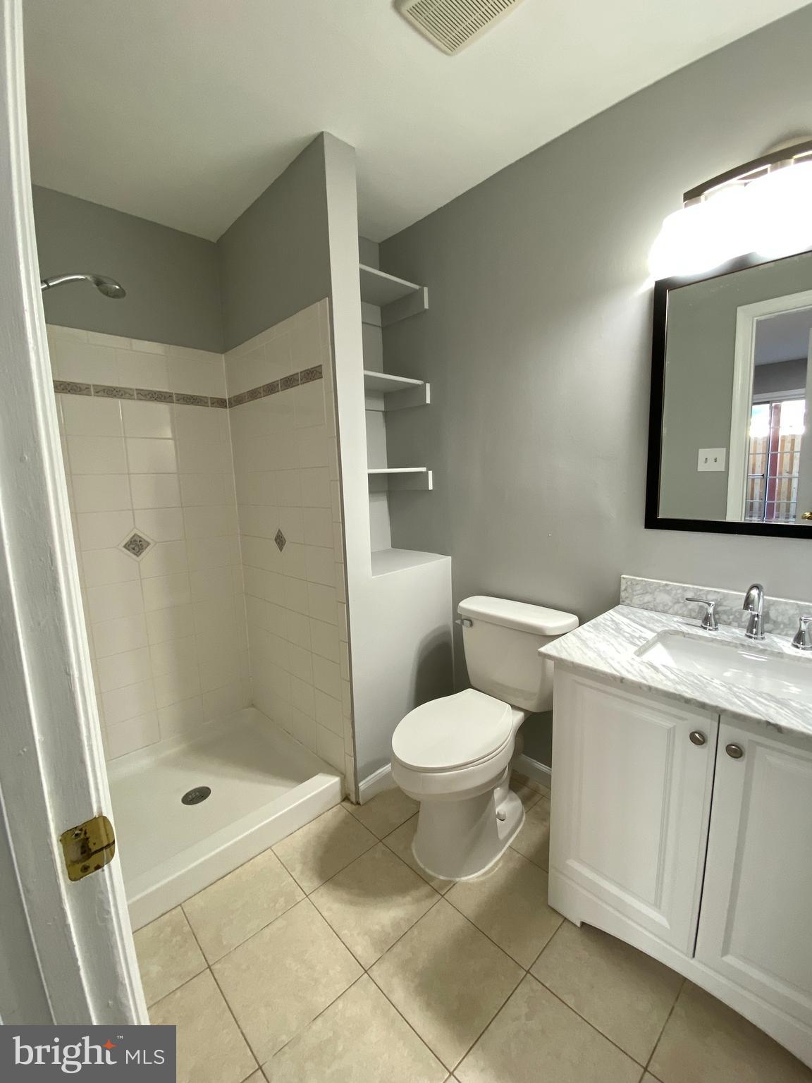 22914 Oakgrove Road Sterling, VA 20166 - Photo 7 of 42 Main floor full bath