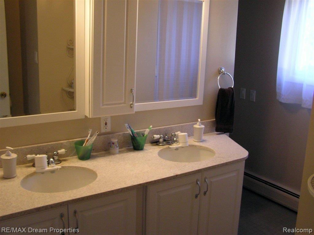 2937 East Buno Road Milford, MI 48381 - Photo 13 of 25 Granite Full Bath